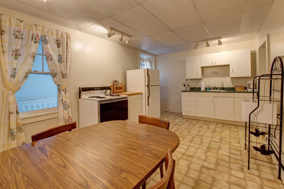 Suite, 2 Bedrooms | Private kitchen | Fridge, microwave, stovetop, coffee/tea maker