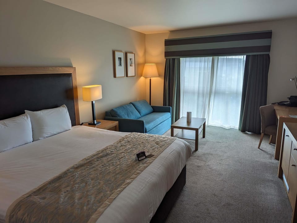Privilege, Room, 1 King Bed | Premium bedding, in-room safe, desk, laptop workspace
