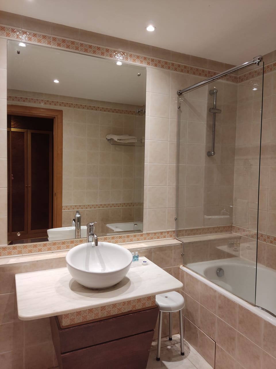 Combined shower/tub, free toiletries, hair dryer, towels