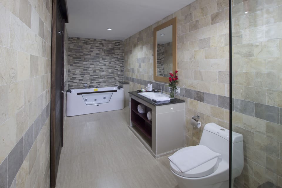 Presidential Suite, 1 Queen Bed, Non Smoking, City View | Bathroom | Towels