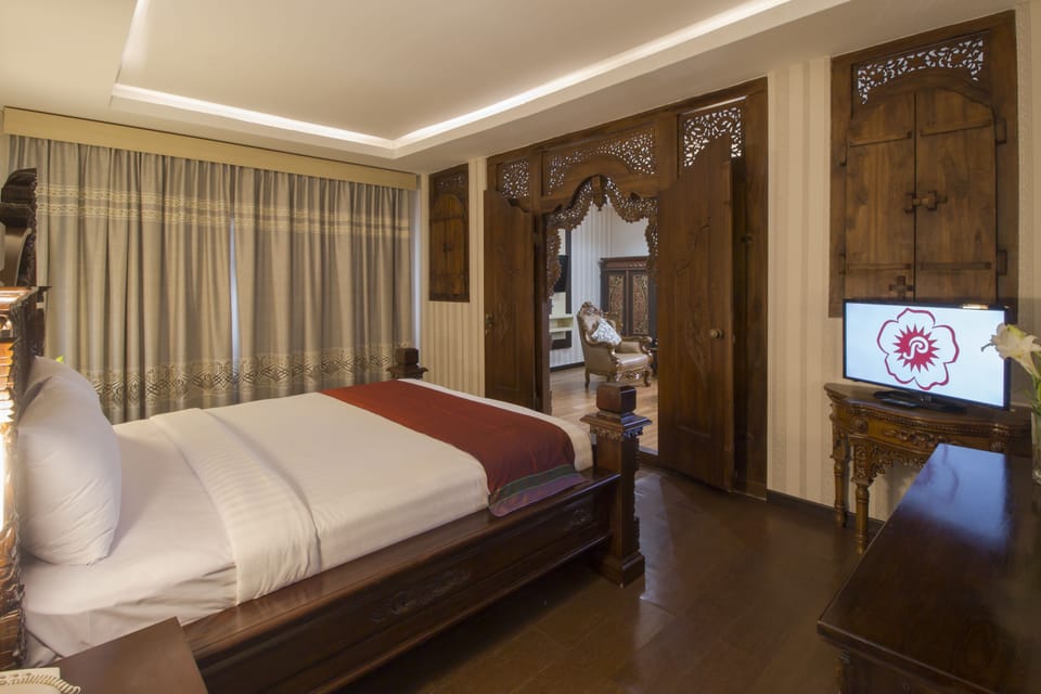 Presidential Suite, 1 Queen Bed, Non Smoking, City View | 1 bedroom, in-room safe, desk, laptop workspace