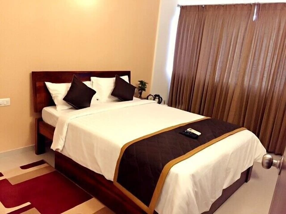 Business Single Room, 1 Bedroom, Accessible, Pool View | Minibar, in-room safe, desk, iron/ironing board