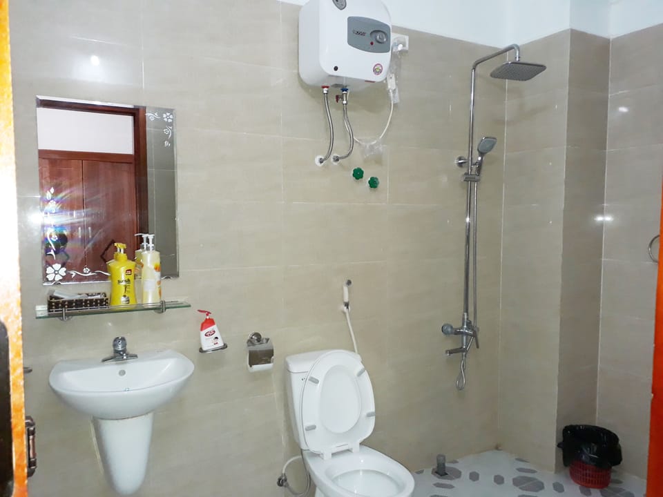 Deluxe Double Room, 1 Bedroom | Bathroom | Shower, free toiletries, hair dryer, slippers