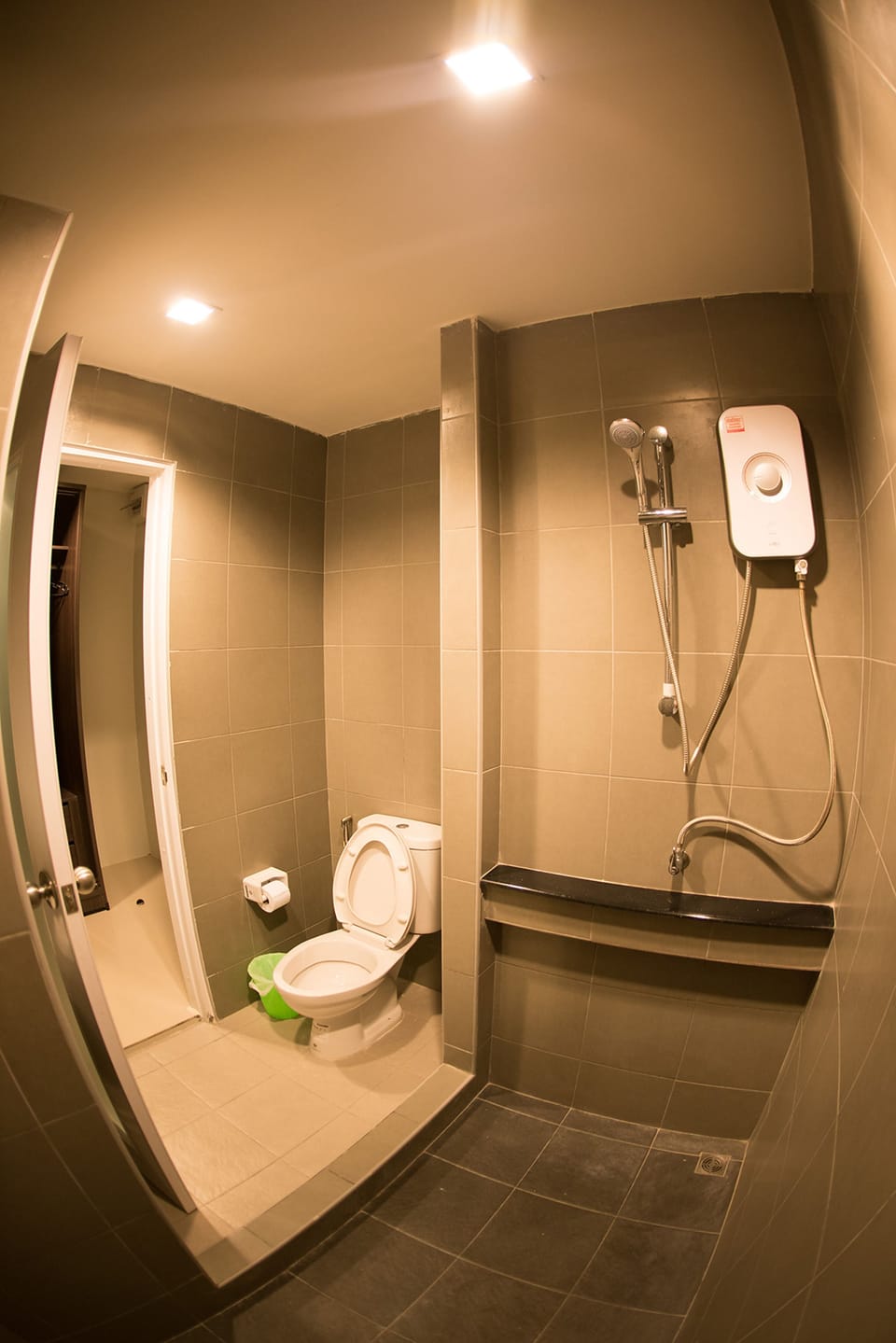 Standard Room | Bathroom | Shower, free toiletries, towels