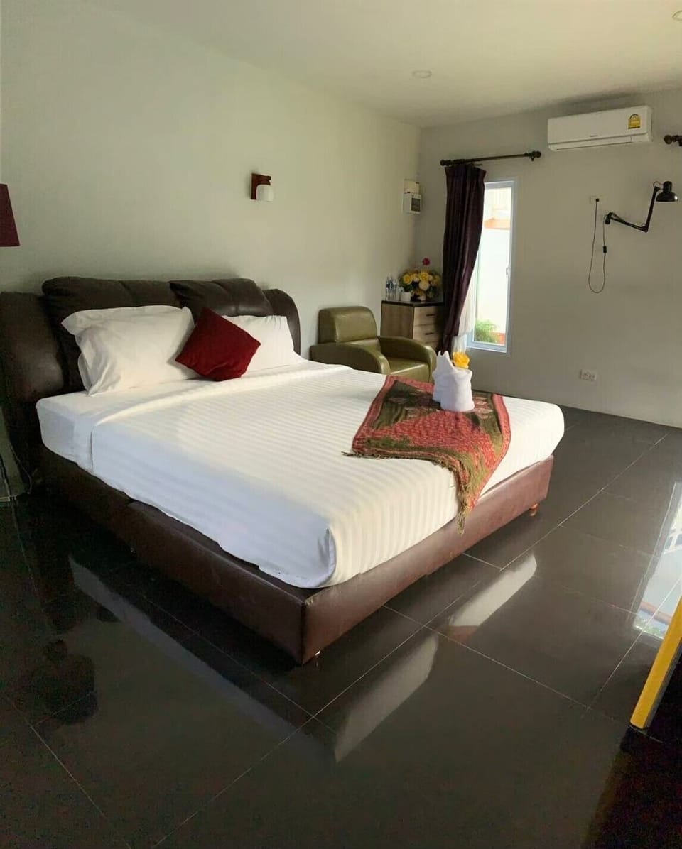 Deluxe With Bathtub | In-room safe, desk, blackout drapes, WiFi (free)