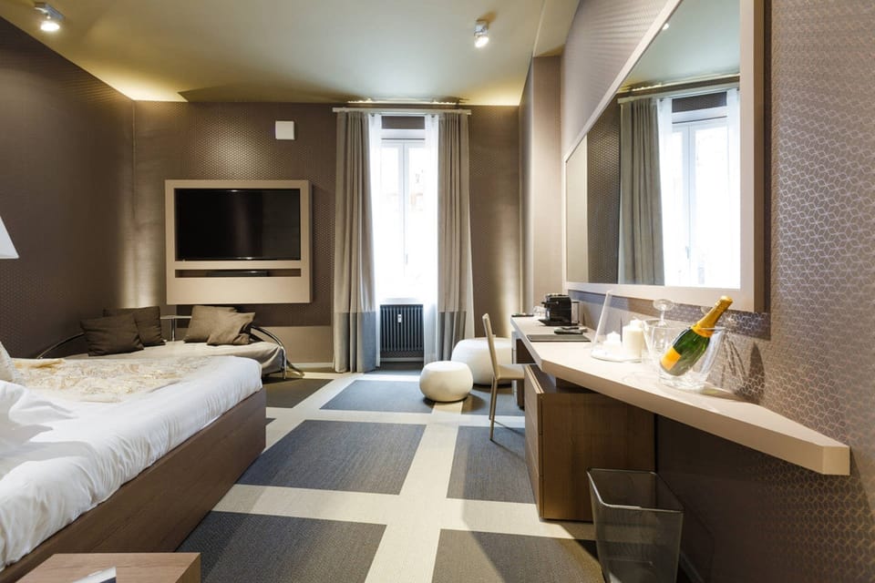 Premium bedding, down comforters, in-room safe, individually decorated