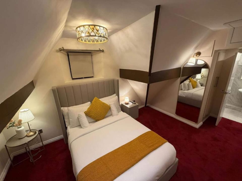 Standard Double Room | Minibar, iron/ironing board, bed sheets