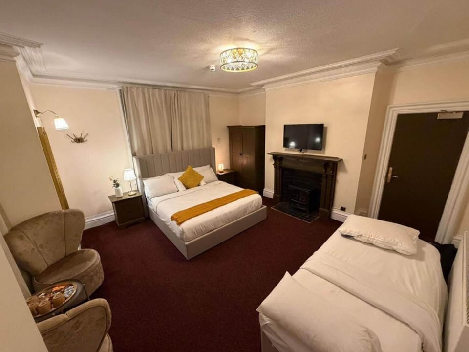 Deluxe Triple Room | Minibar, iron/ironing board, bed sheets