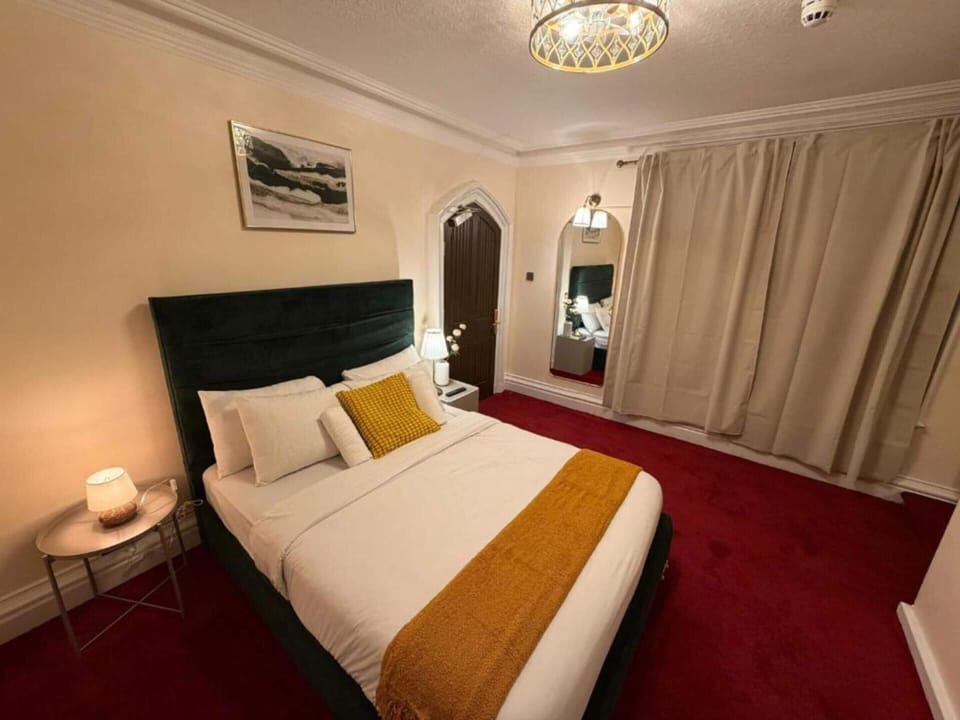Minibar, iron/ironing board, bed sheets