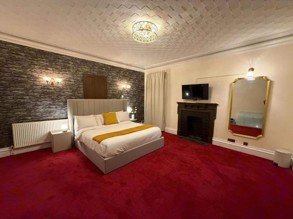 Minibar, iron/ironing board, bed sheets