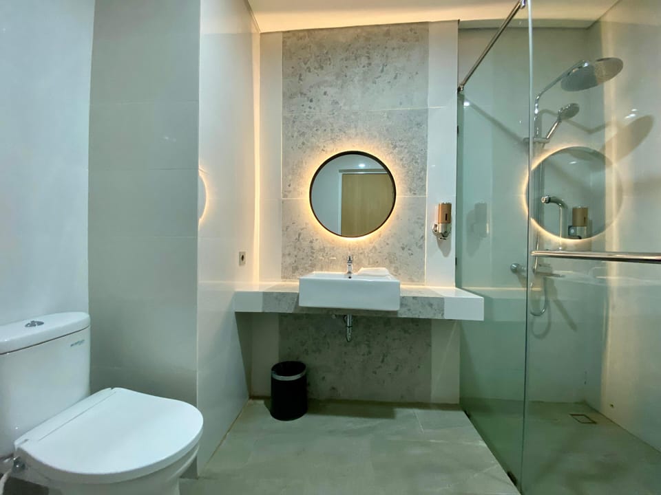 Deluxe Double or Twin Room | Bathroom | Shower, free toiletries, hair dryer (on request), slippers