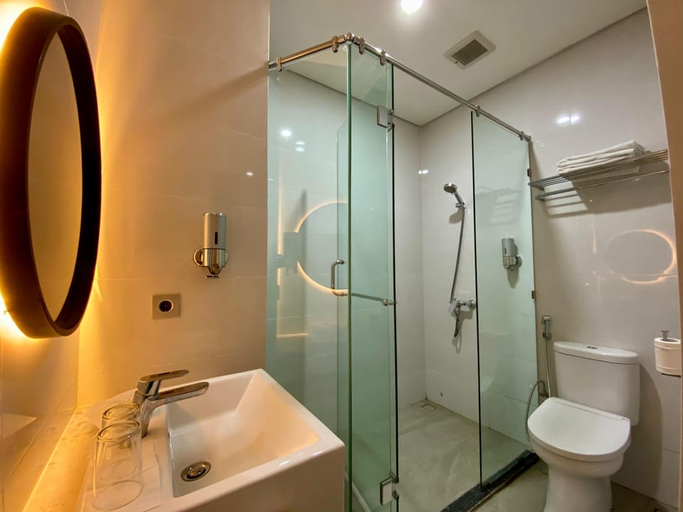 Superior Room | Bathroom | Shower, free toiletries, hair dryer (on request), slippers