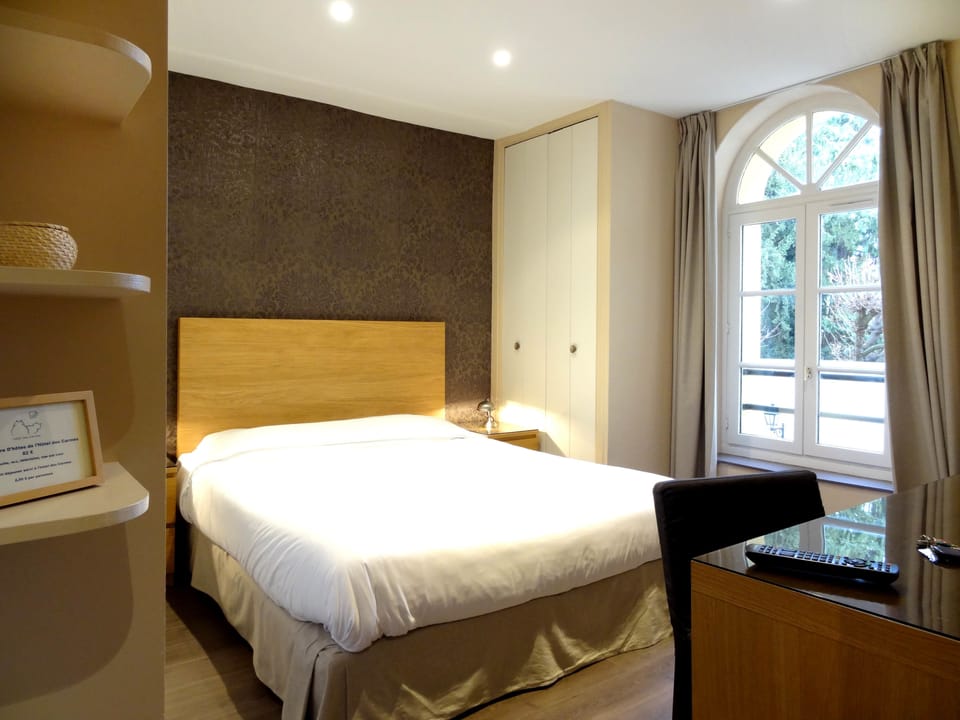 Standard Room | Desk, blackout drapes, soundproofing, free cribs/infant beds