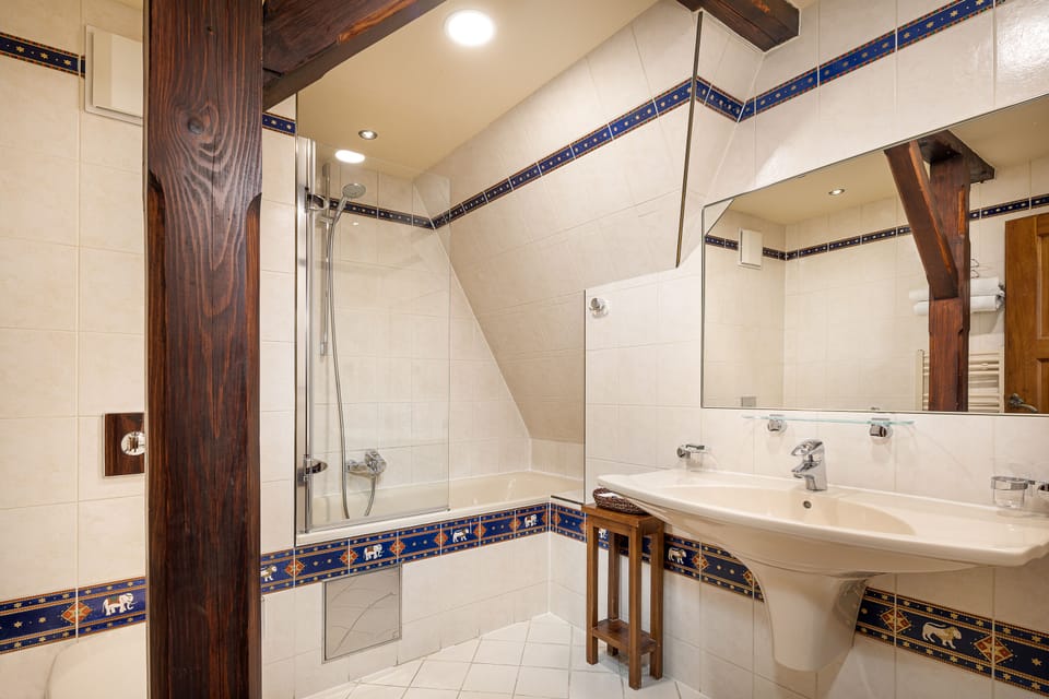 Standard Twin Room, 2 Twin Beds | Bathroom | Bathtub, free toiletries, hair dryer, slippers