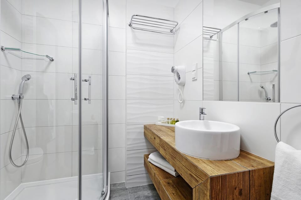 Comfort Double or Twin Room (Dworek) | Bathroom | Free toiletries, hair dryer, bathrobes, slippers