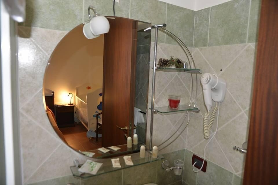 Triple Room | Bathroom | Shower, free toiletries, hair dryer, bidet