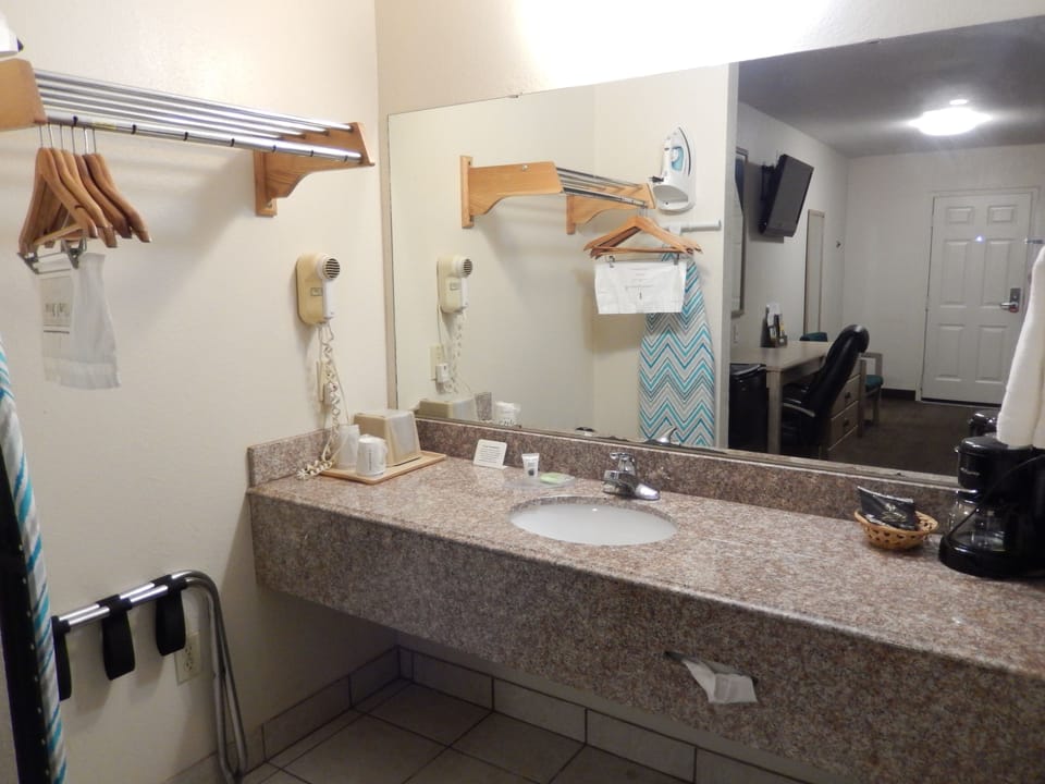 Combined shower/tub, free toiletries, hair dryer, towels