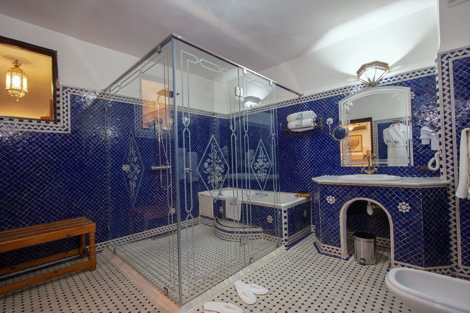 Prestige Suite | Bathroom | Combined shower/tub, free toiletries, hair dryer, bathrobes