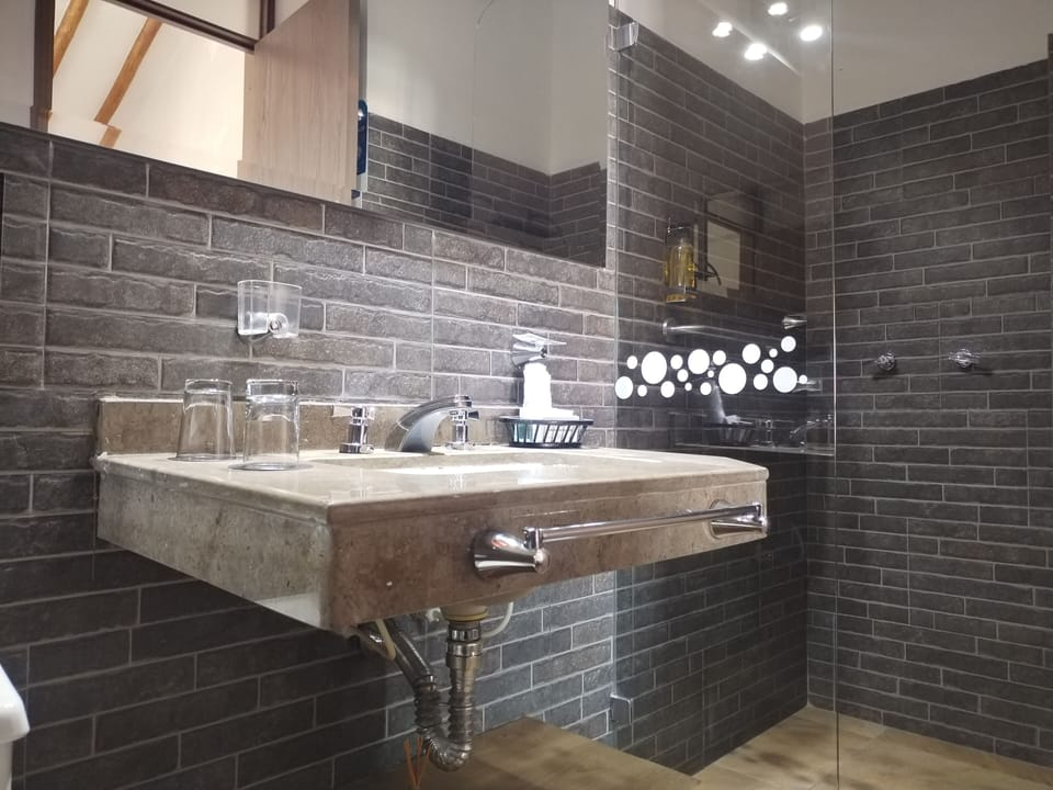 Shower, rainfall showerhead, free toiletries, towels
