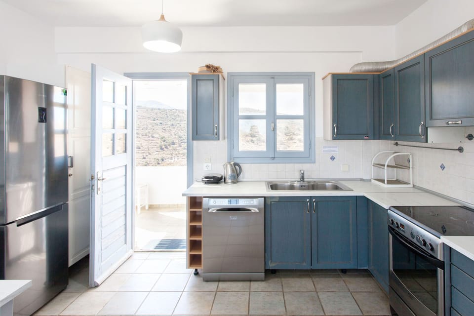 Full-size fridge, microwave, oven, stovetop