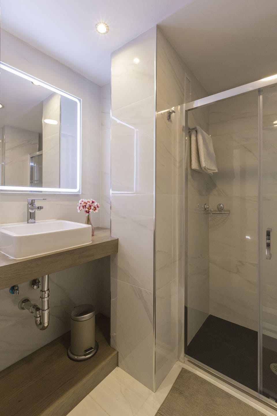 Deluxe Apartment, 1 Bedroom, Patio | Bathroom | Shower, free toiletries, hair dryer, towels