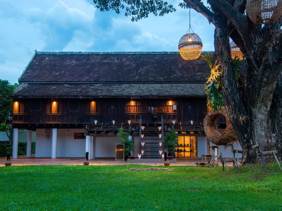 Couples treatment rooms, hot tub, body treatments, aromatherapy