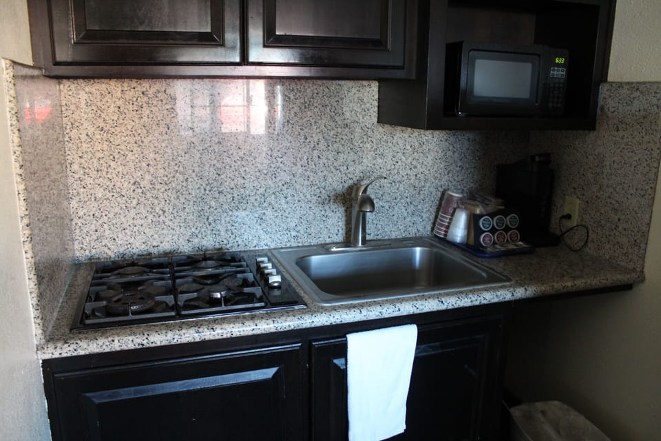 Deluxe Family Suite with 3 Queen Beds & Kitchenette, Non Smoking | Private kitchenette | Microwave, coffee/tea maker
