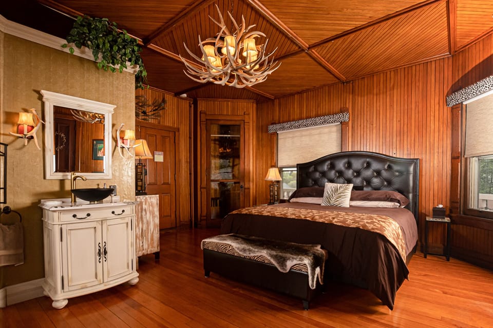 Trophy Room | Premium bedding, free WiFi