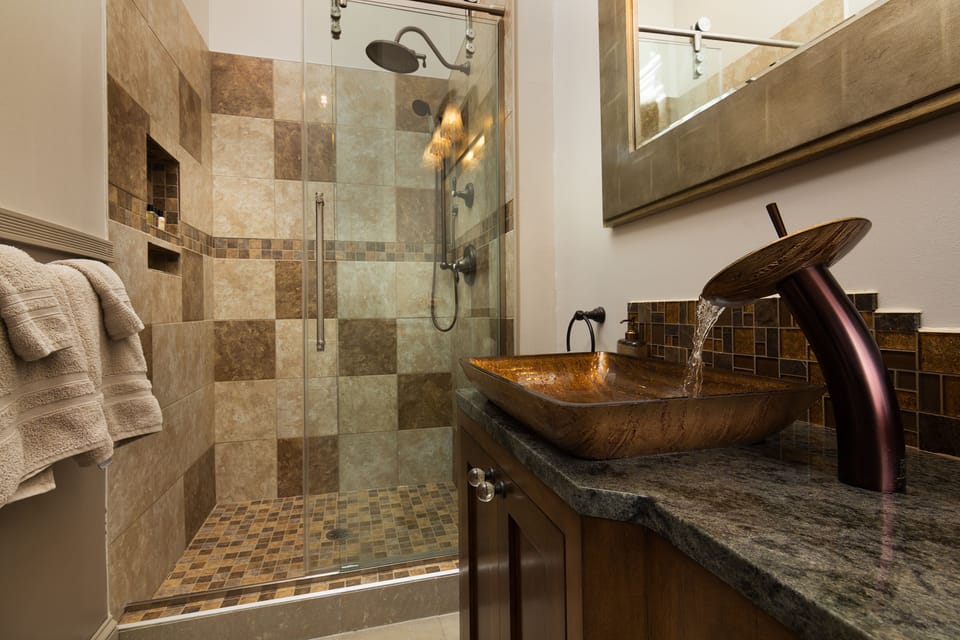 Belle Fonte Room | Bathroom | Free toiletries, towels