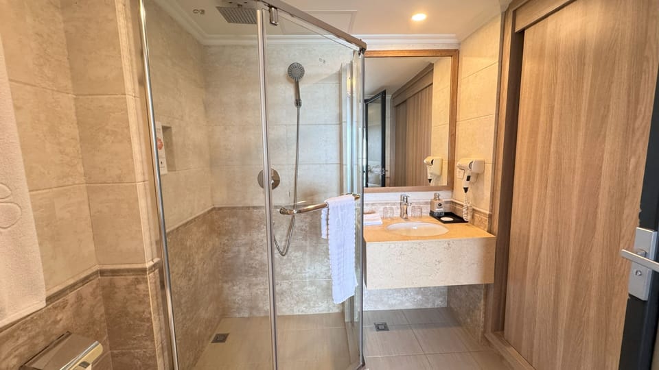 Standard Double Room Sea View with Private Balcony | Bathroom | Shower, rainfall showerhead, free toiletries, hair dryer