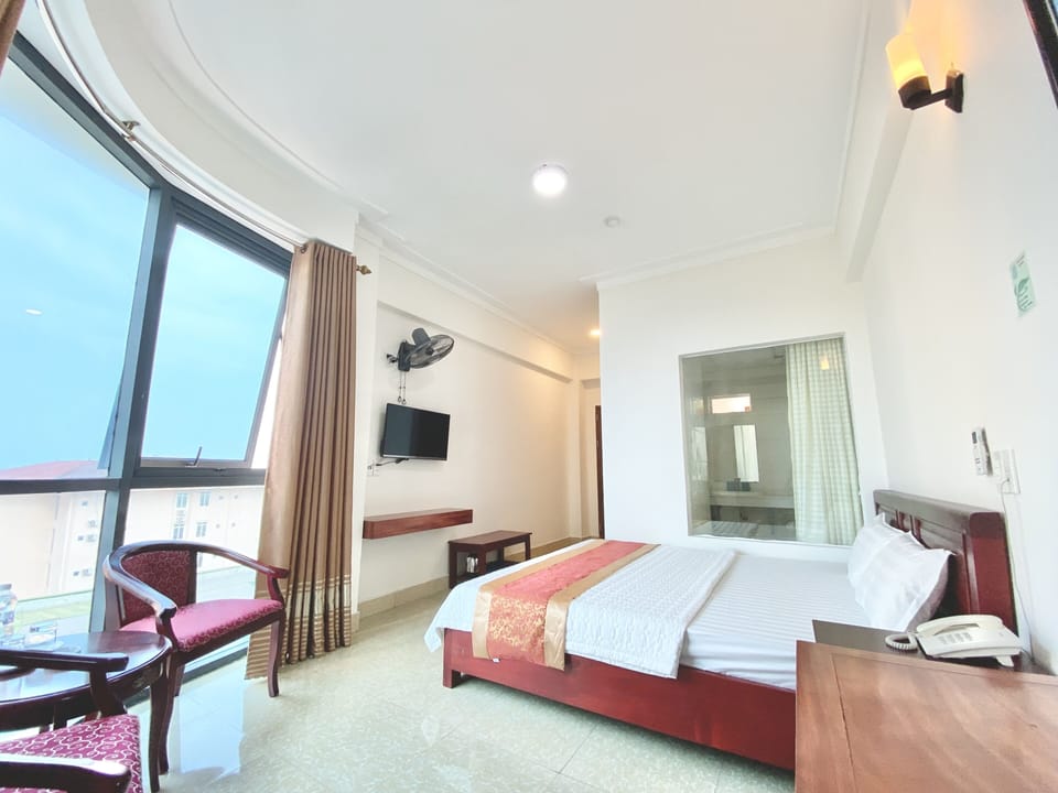 Panoramic Single Room, 1 Double Bed | Minibar, in-room safe, desk, laptop workspace