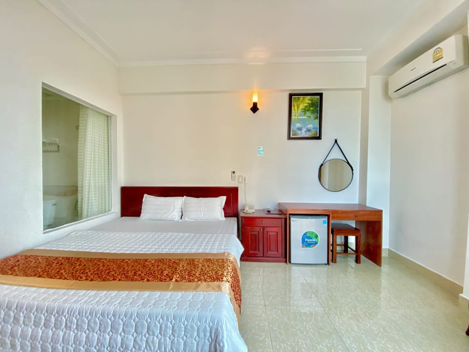 Panoramic Single Room, 1 Double Bed | Minibar, in-room safe, desk, laptop workspace