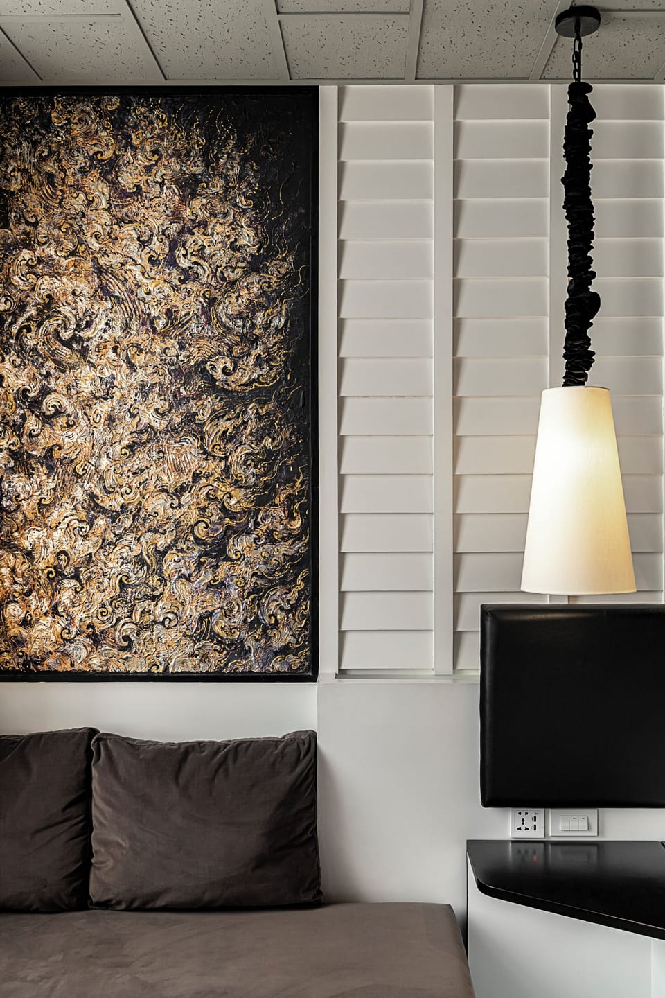 Heritage Suite 1 King | In-room safe, desk, blackout drapes, iron/ironing board (on request)