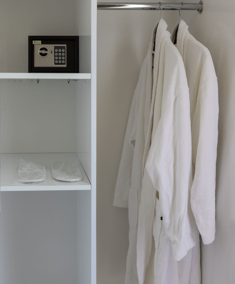 Egyptian cotton sheets, premium bedding, pillowtop beds, minibar