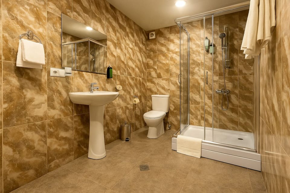 Deluxe Suite, Connecting Rooms, City View | Bathroom | Combined shower/tub, free toiletries, hair dryer, bathrobes
