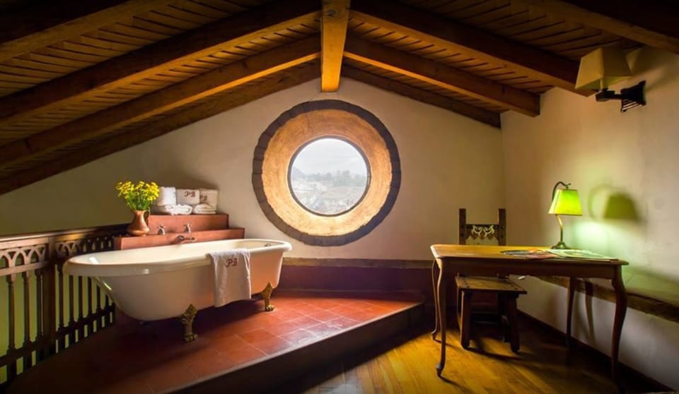 Master Suite | Deep soaking bathtub