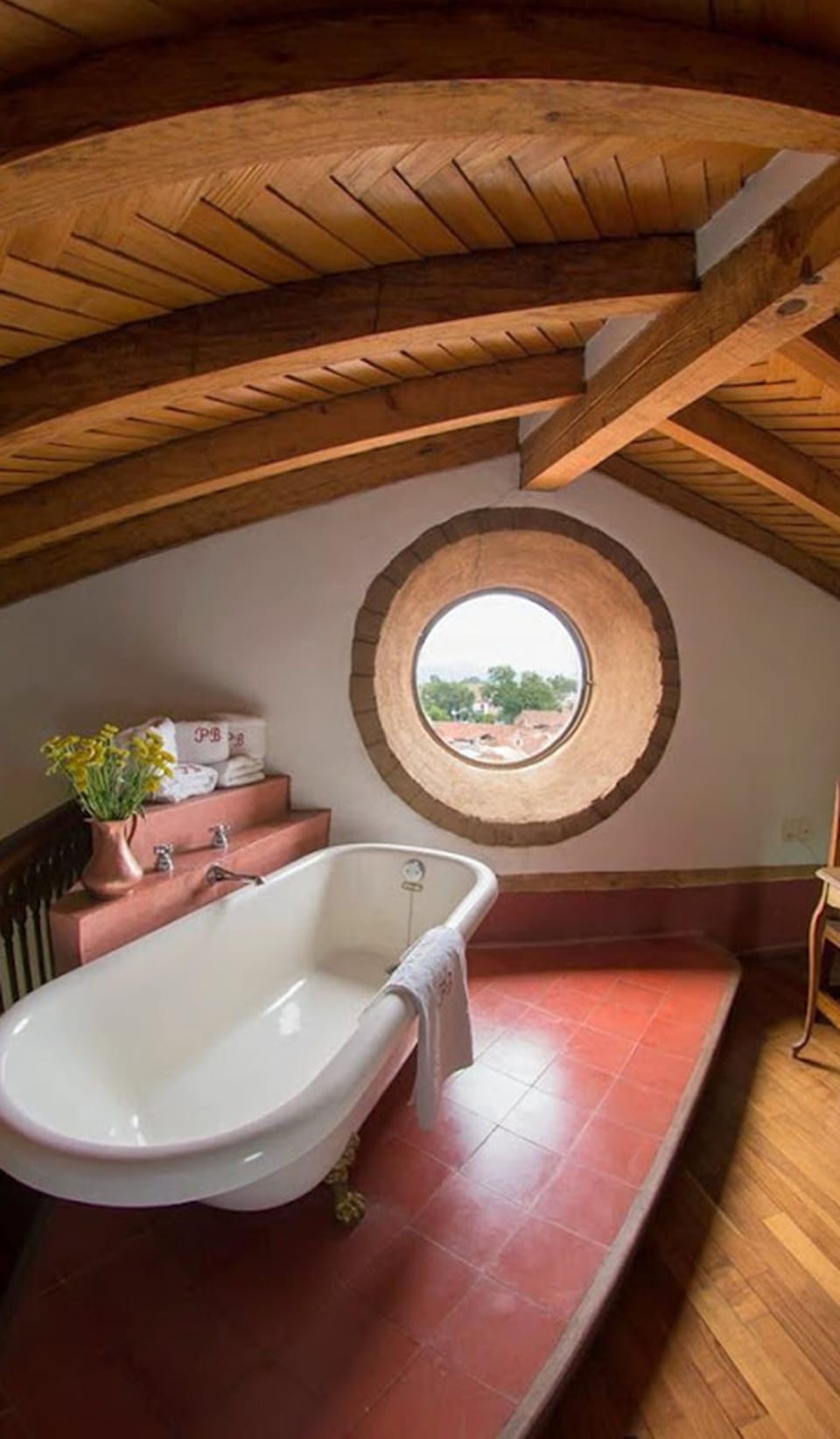 Master Suite | Deep soaking bathtub