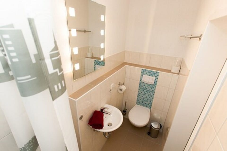 Shower, hair dryer, towels, shampoo