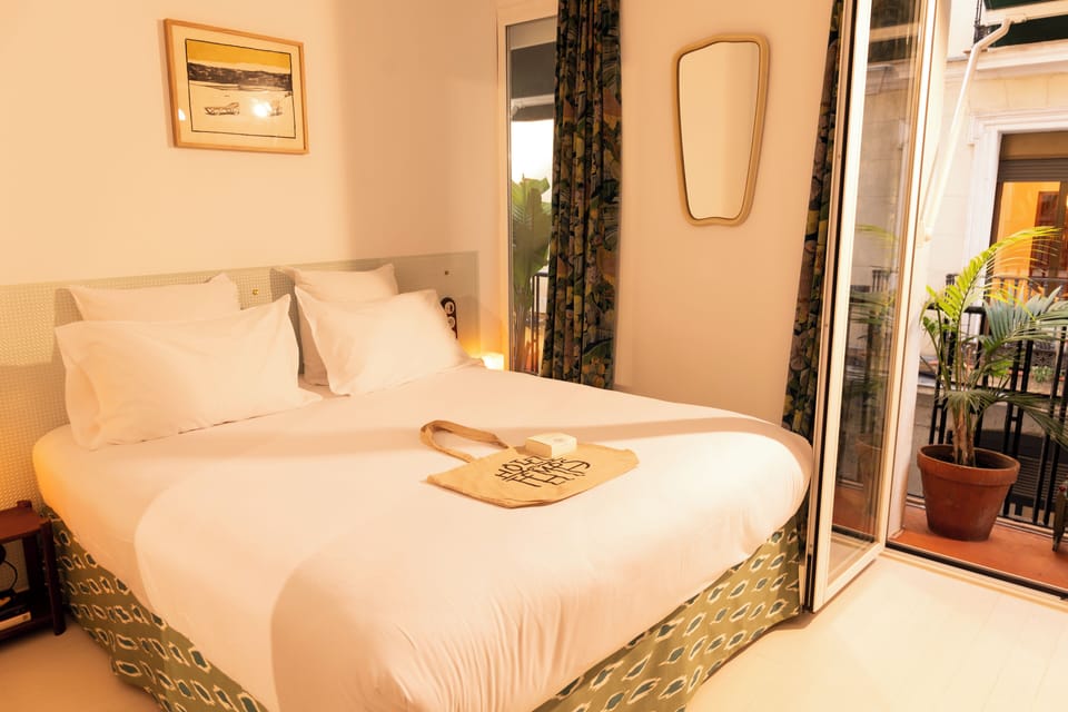 Classic Room, 1 Queen Bed | Premium bedding, minibar, in-room safe, desk