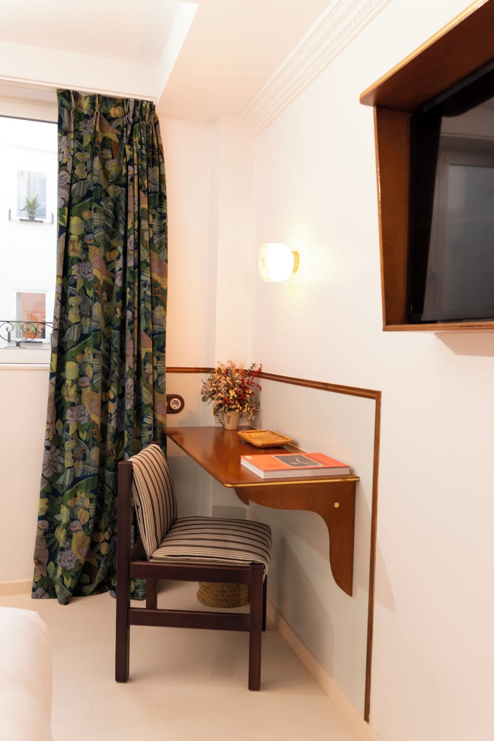 Superior Room, 1 Queen Bed | Premium bedding, minibar, in-room safe, desk