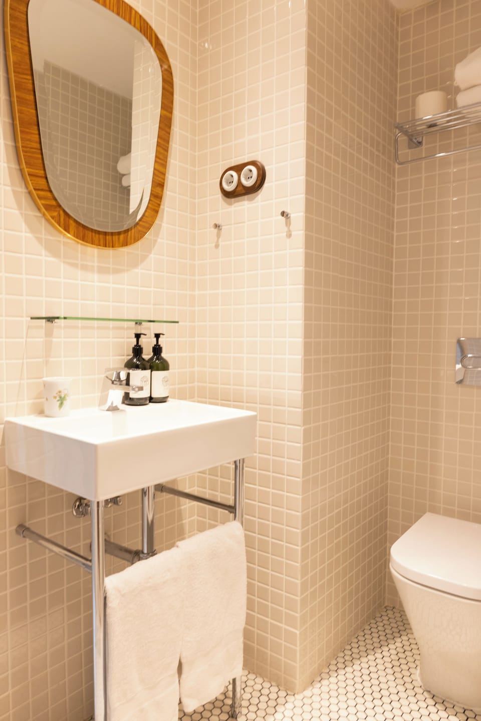 Superior Room, 1 Queen Bed | Bathroom | Shower, free toiletries, hair dryer, towels