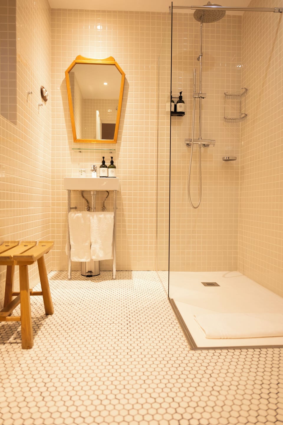Classic Room, 1 Queen Bed | Bathroom | Shower, free toiletries, hair dryer, towels