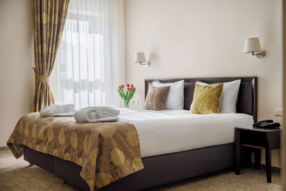 Business Double or Twin Room | Minibar, in-room safe, desk, soundproofing