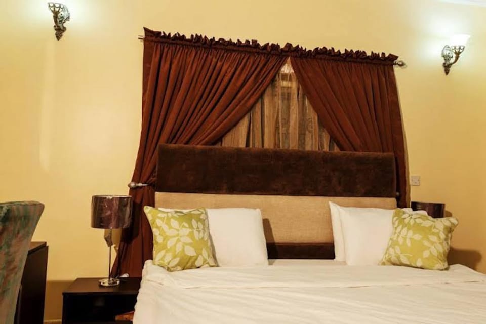 Standard Room | In-room safe, bed sheets