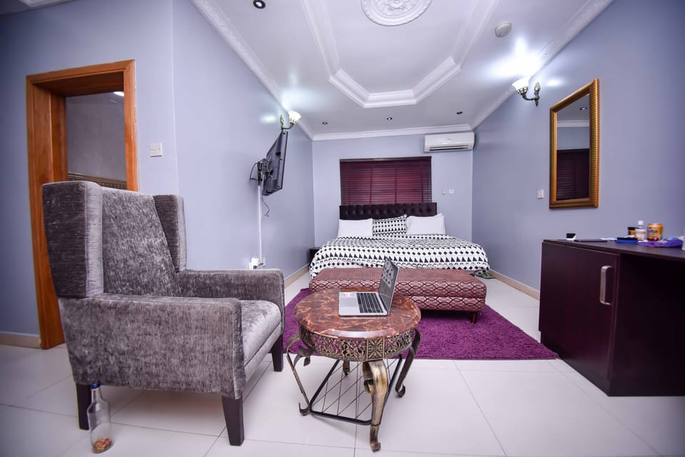 In-room safe, bed sheets