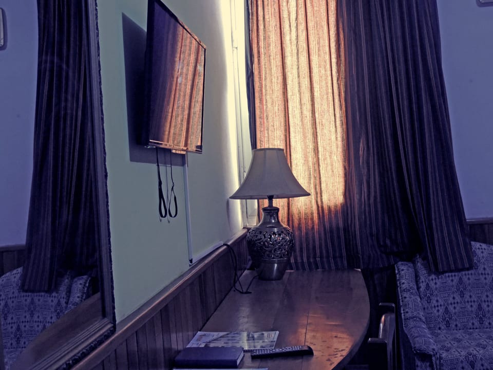 Family Room | Desk, blackout drapes, free WiFi