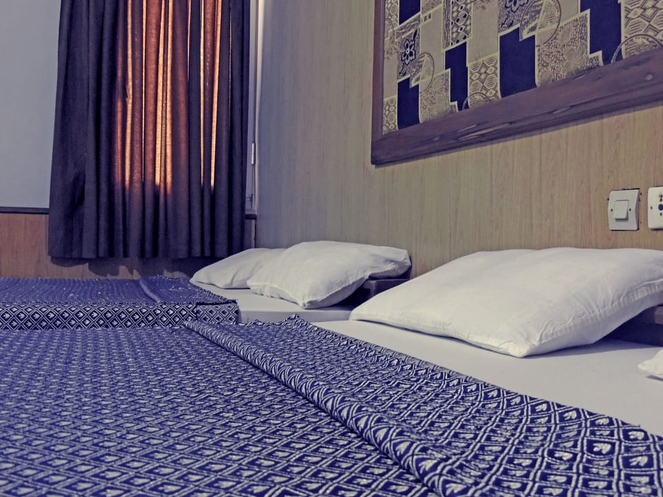 Economy Room | Desk, blackout drapes, free WiFi