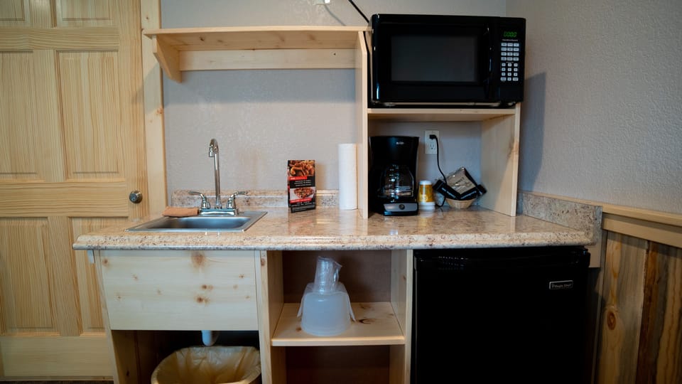 Room 12 | Desk, free wired internet, bed sheets