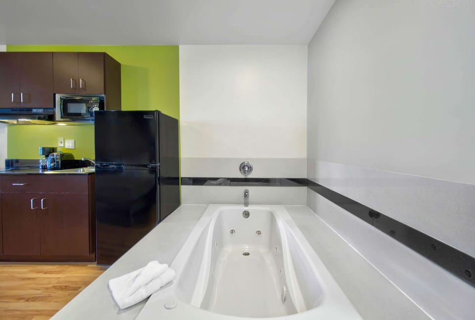 Deep soaking bathtub