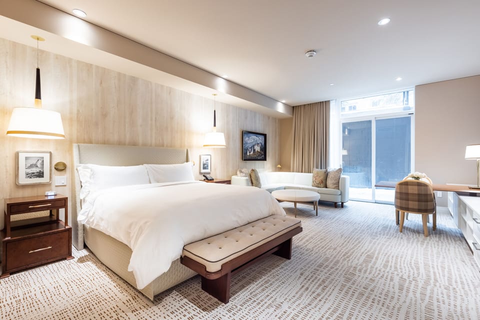 Studio Suite (Goldener) | Premium bedding, down comforters, pillowtop beds, minibar